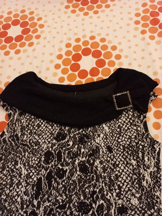 Vestido preto e branco com fivela