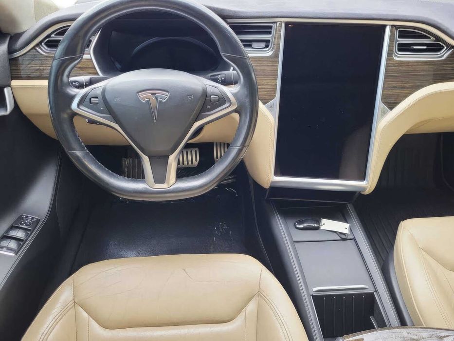 Tesla Model S P85D      2015