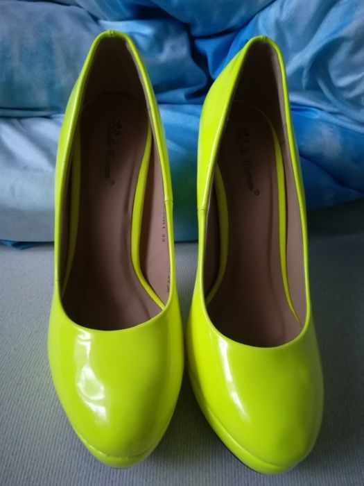 Nowe żółte szpilki