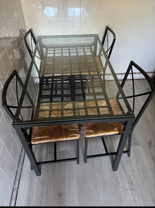 Vendo mesa de refeiçoes + 4 cadeiras