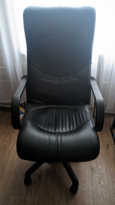 Чорне шкіряне крісло для керівника