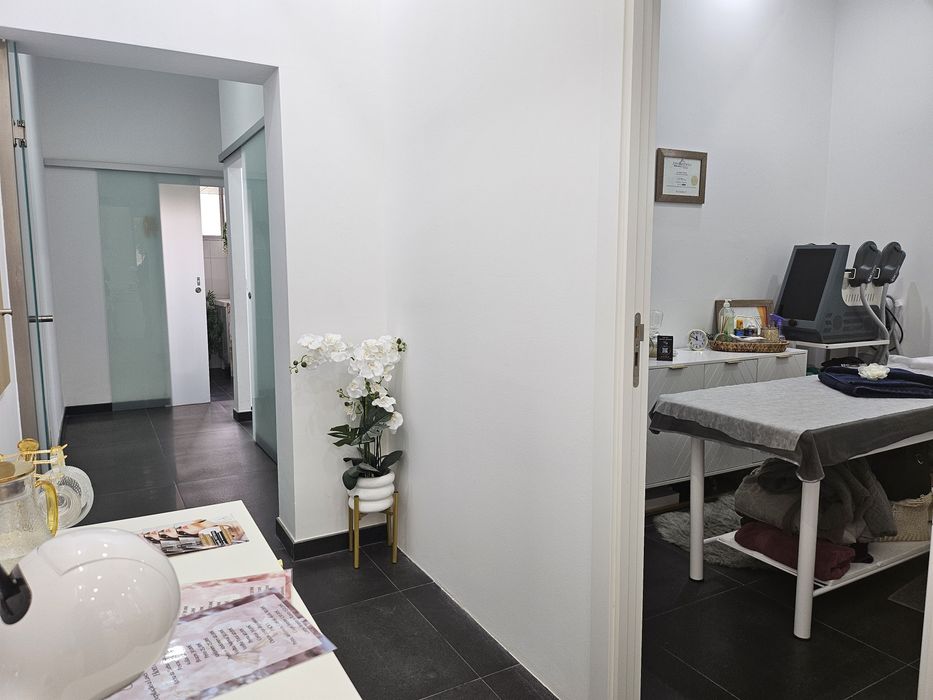 Alugamos gabinete à hora / dia em clinica na Alameda