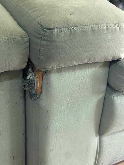 Sofás verde em tecido.