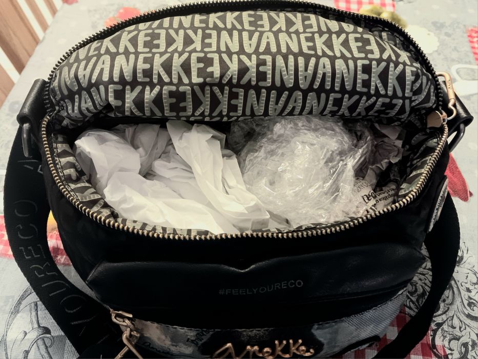 Mala  marca anekke nova tira colo