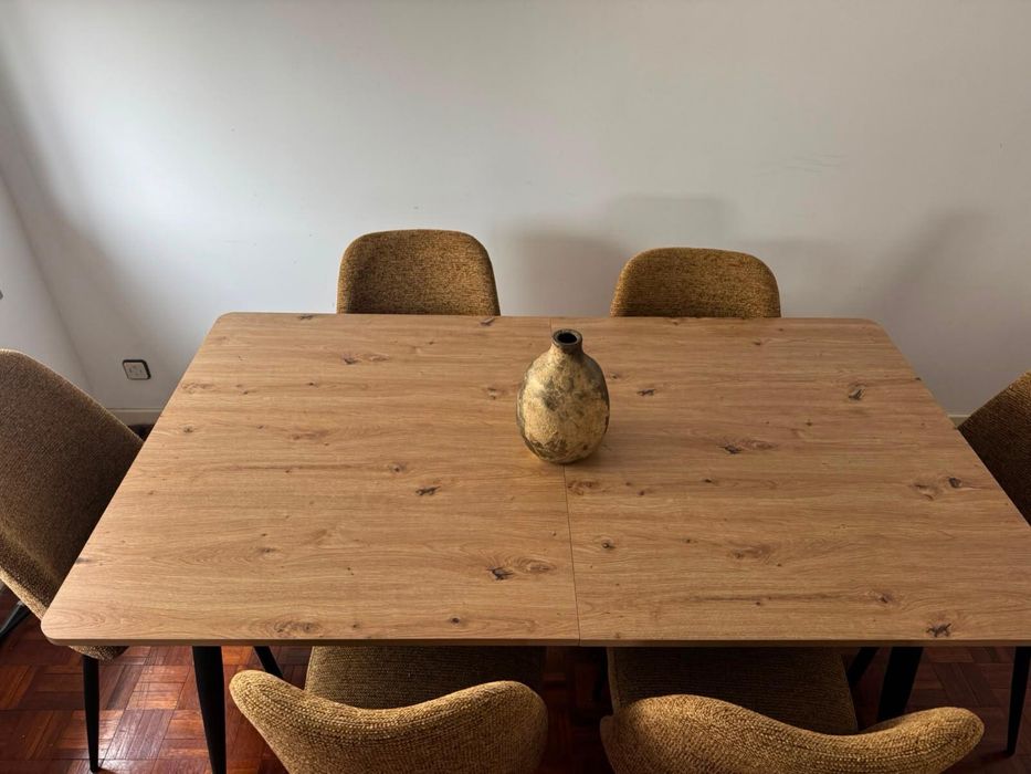 Mesa extensível de madeira com 6 cadeiras