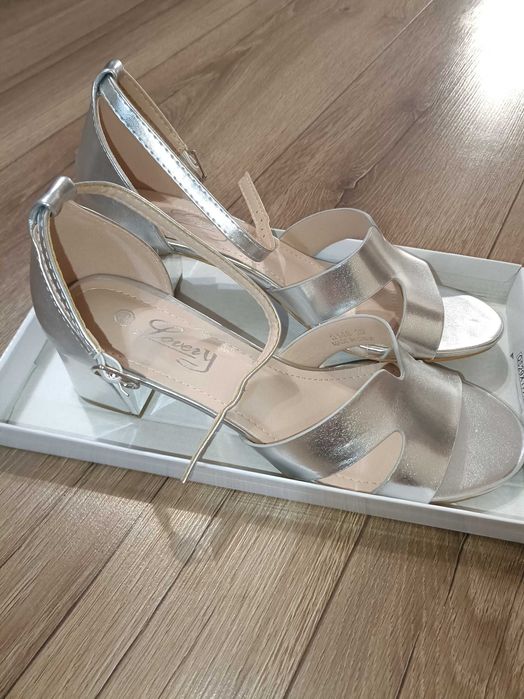Sprzedam srebrne ekeganckie  buty