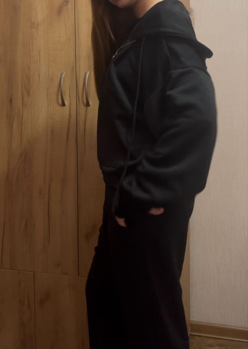 Чорний спортивний костюм.