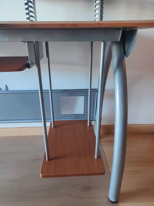 Secretaria adaptada para computador fixo