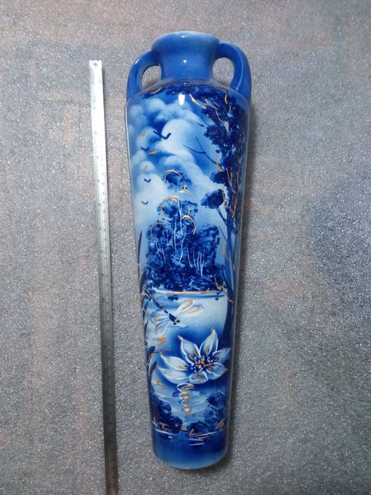 Високі вази фарфорова та металева авторської роботи.