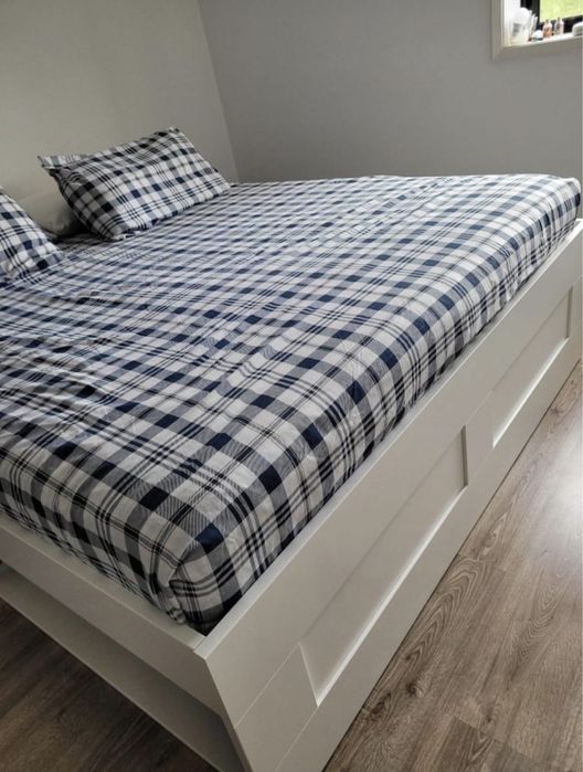 Cama de casal com armazenamento