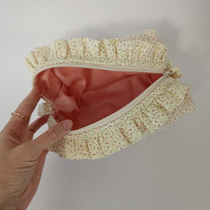 Pikowana kosmetyczna handmade w drobne kwiatuszki