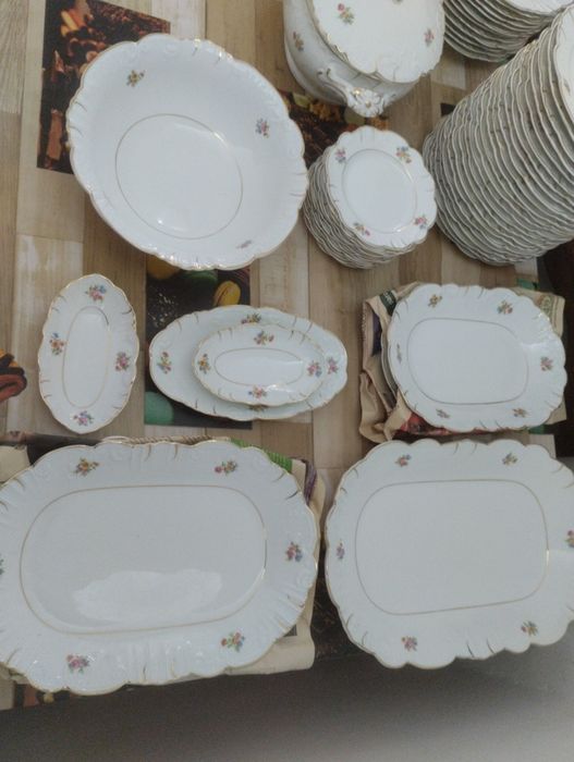 Serviço jantar vista alegre 73 peças novo.