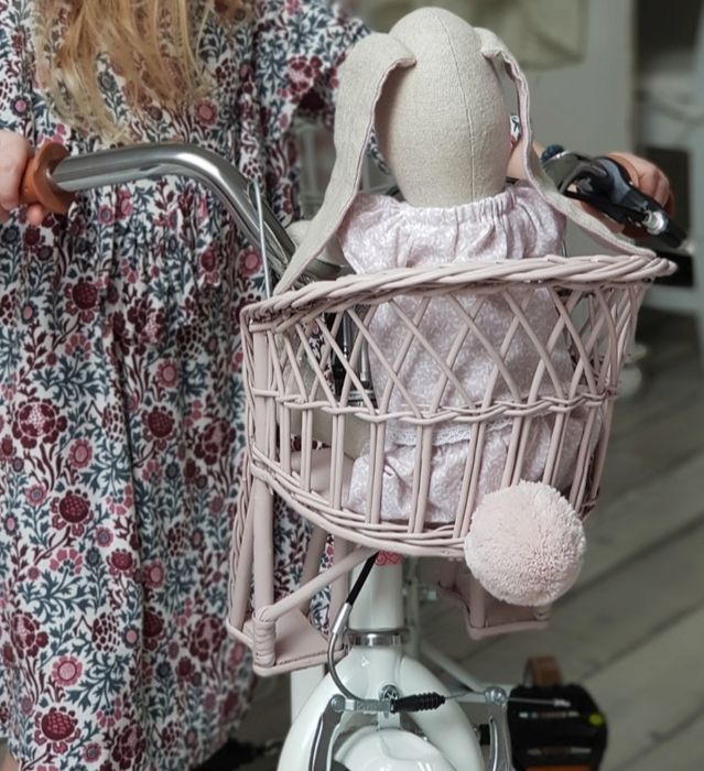 Koszyk wiklinowy rowerowy dla lalek brudny róż pompon