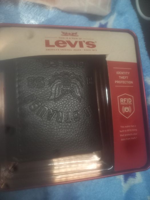 Мужской кочелотLevi^s 800гнр кожанный!