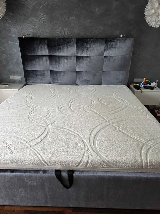 Łóżko tapicerowane do sypialni z pojemnikiem na pościel i materacem o wymiarach 200x200 cm w kolorze srebrno-stalowym
