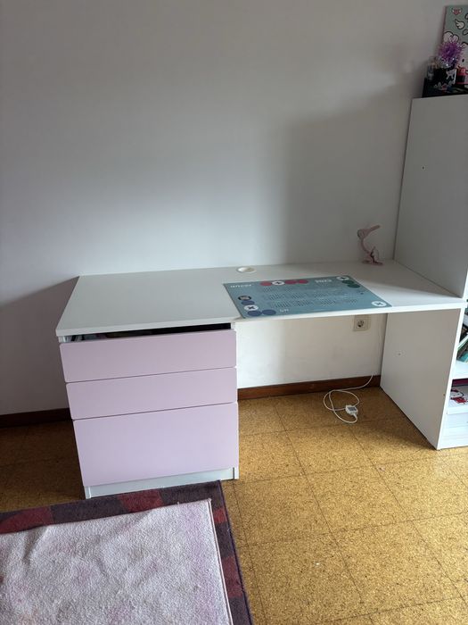 Vendo quarto de menina cama com colchao ,secretaria , guarda vestidos