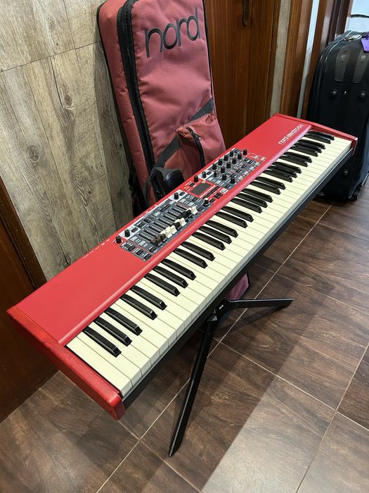 Nord Electro 6D 73 com Soft Case e suporte Stay