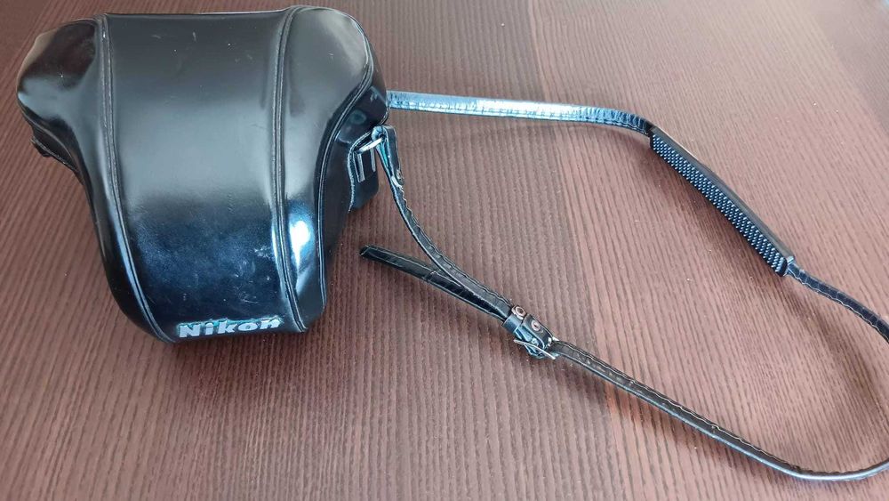 Nikon F analógica com 2 lentes