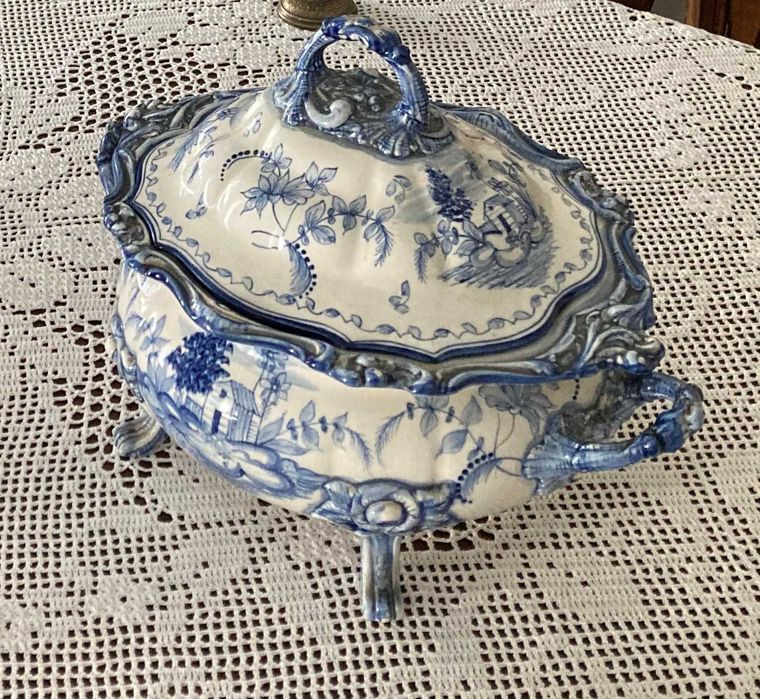 Terrina em porcelana Secla pintada à mão
