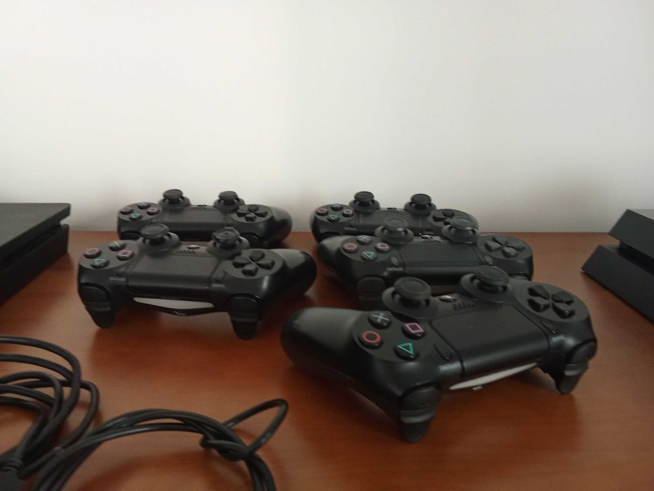 Sony PS4 usada em excelente estado! Oferta de 5 jogos.