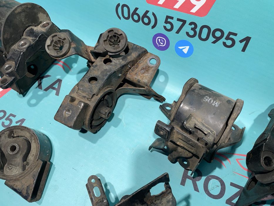 Подушка двигуна кронштейн Nissan X trail T30 Х трейл Т30