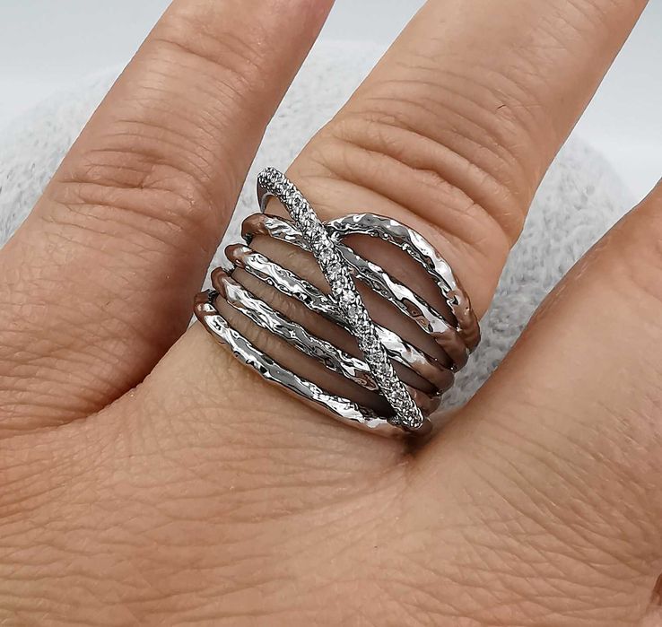 Pierścionek platynowany średnica 18 mm szeroki z cyrkoniami