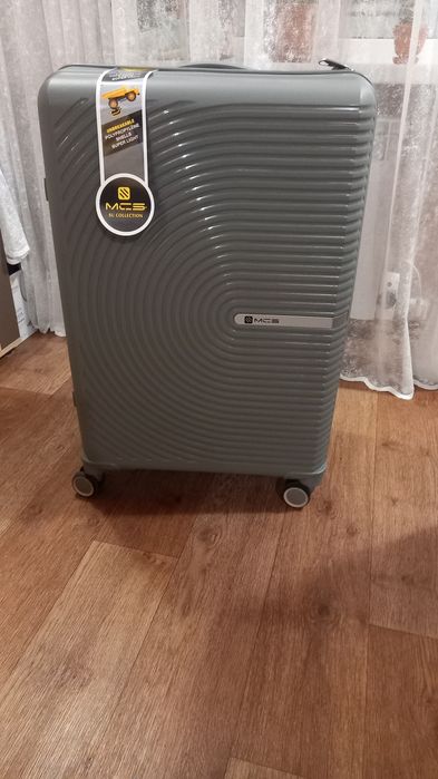 Чемодан дорожный