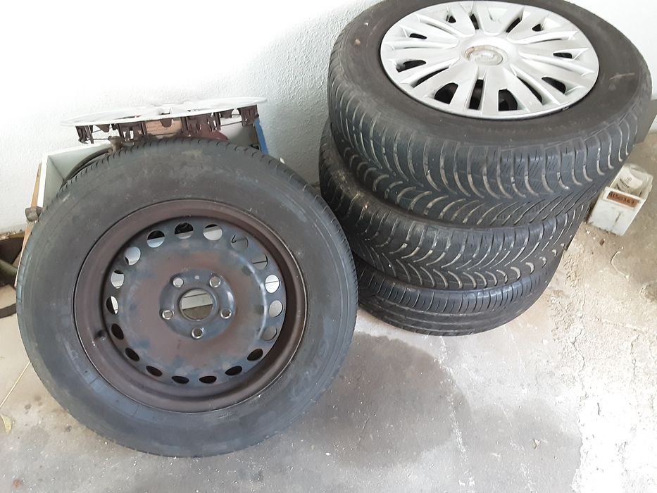 Jantes de ferro com pneus e tampões em bom estado golf 6