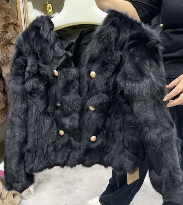 Futro naturalne z lisa bardzo eleganckie z guzikami czarne r. M