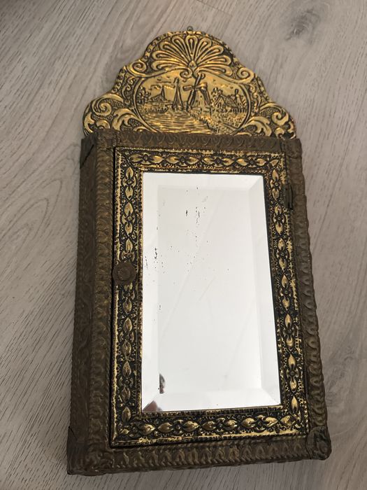 Stare krysztalowe lusterko na mosiężnej szafce ze szczotkami