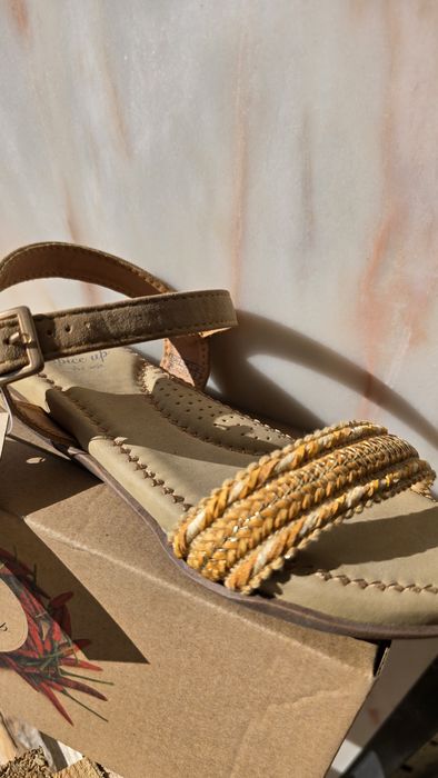 Sandálias novas , muito confortáveis .N°s 35,36,37