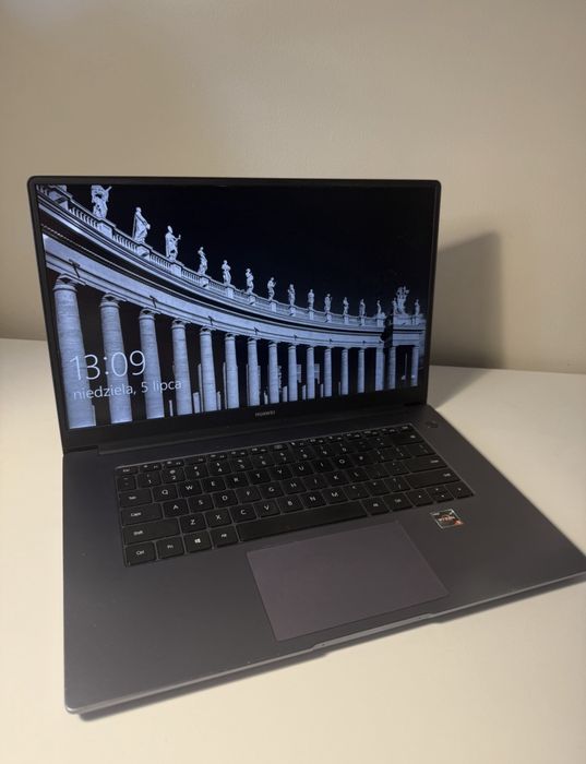 Huawei MateBook D15 w kolorze grafitowym
