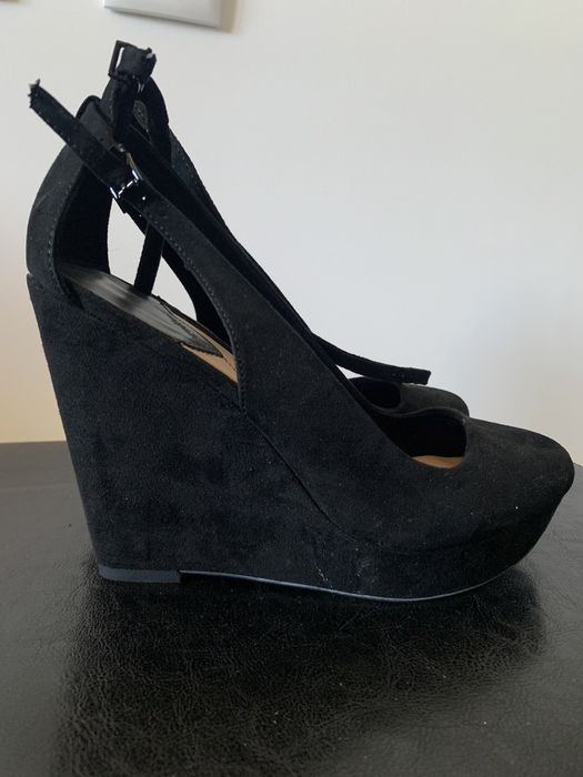 Sapatos salto cunha stradivarius