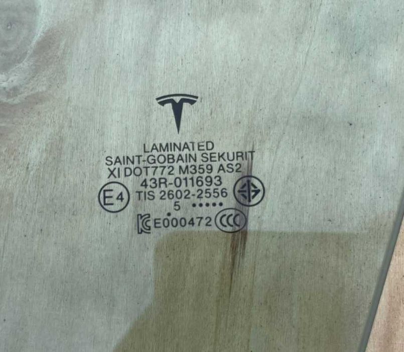 Скло дверей передньої лівої Tesla Model Y Стекло двери 1582616