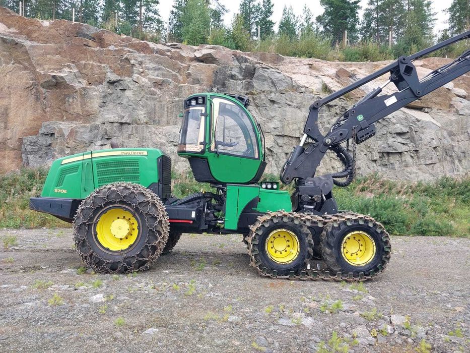 Harvester John Deere 1170E H414 bardzo ladny testy w lesie kombajn lesny maszyna do scinki scinkowa