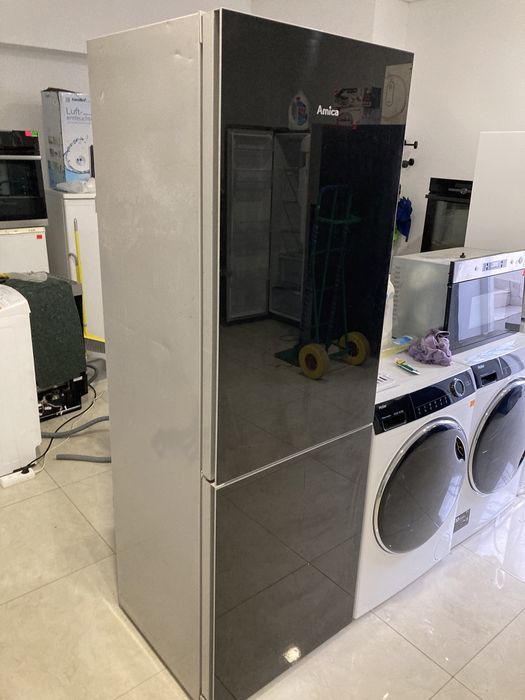 Amica FK338.6GBAA чорне скло холодильник з Європи