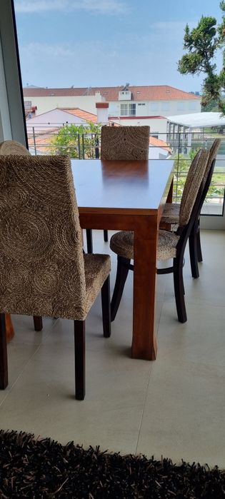 Conjunto de Sala de Jantar – Mesa em Madeira Maciça + 6 Cadeiras