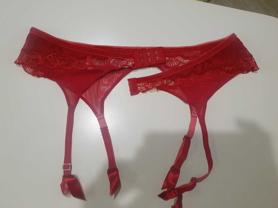 Червоний пояс для панчіх від Triumpph