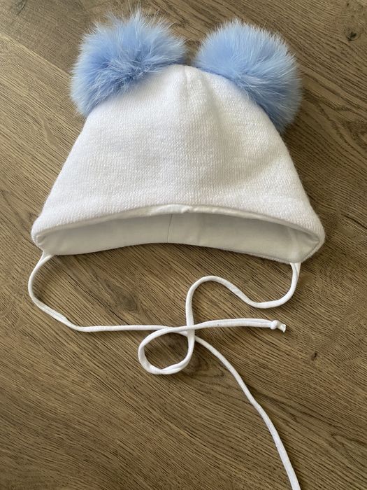 Шапочка на флісі з блакитними бомбонами