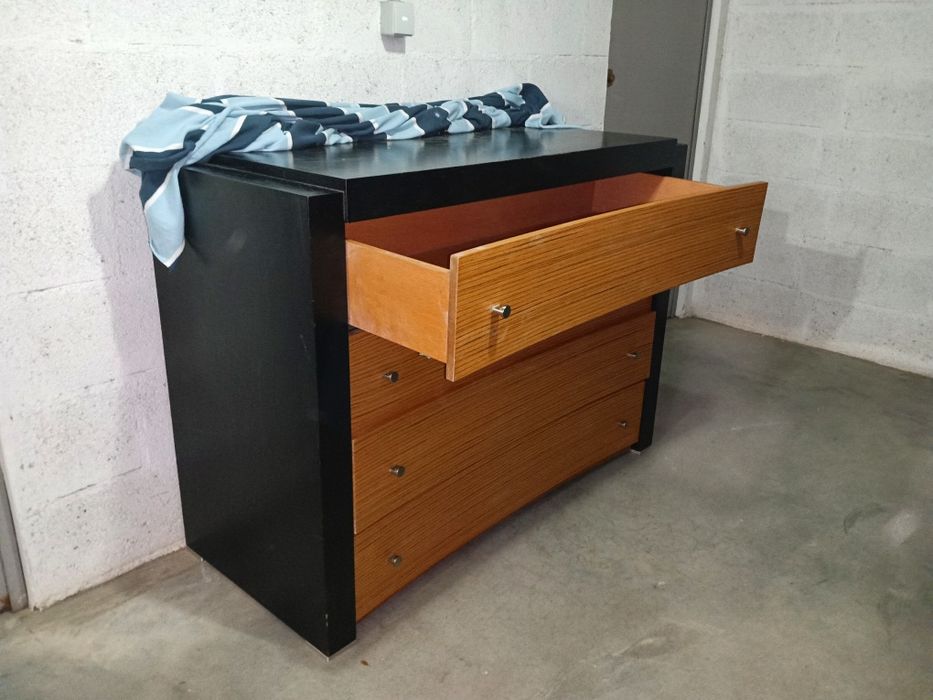 Cómoda com espelho completamente impecável, robusta ,linhas modernas 
Medidas:120/90/52cm