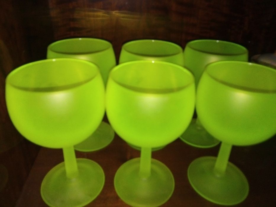 Цветной бокал фужер.