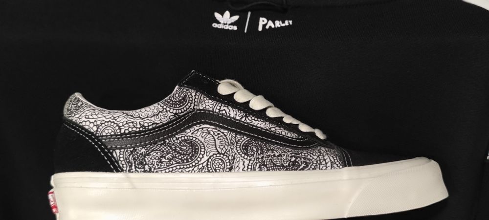 Ténis pretos e brancos