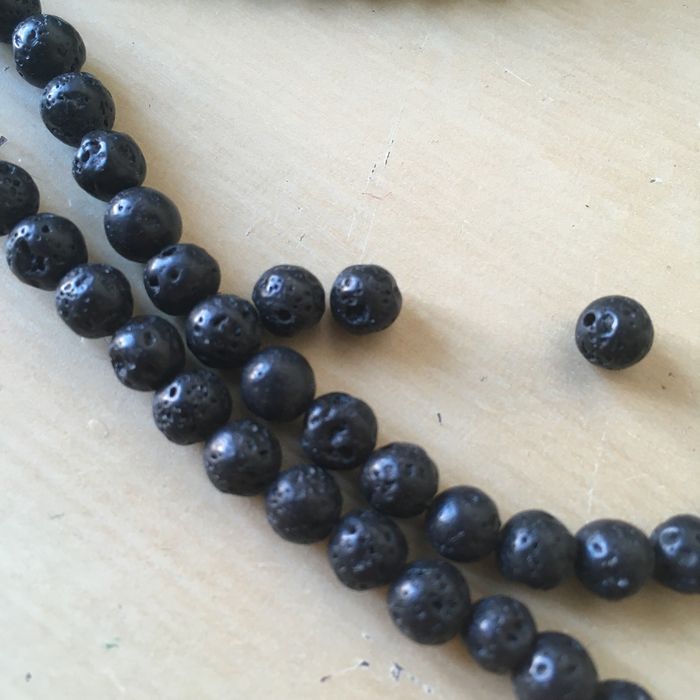 Contas pequenas de pedra