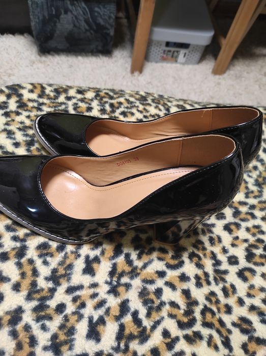Lakierowane buty na obcasie