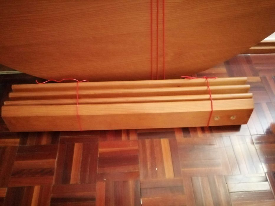 Mesa redonda extensivel e cadeiras madeira maciça.