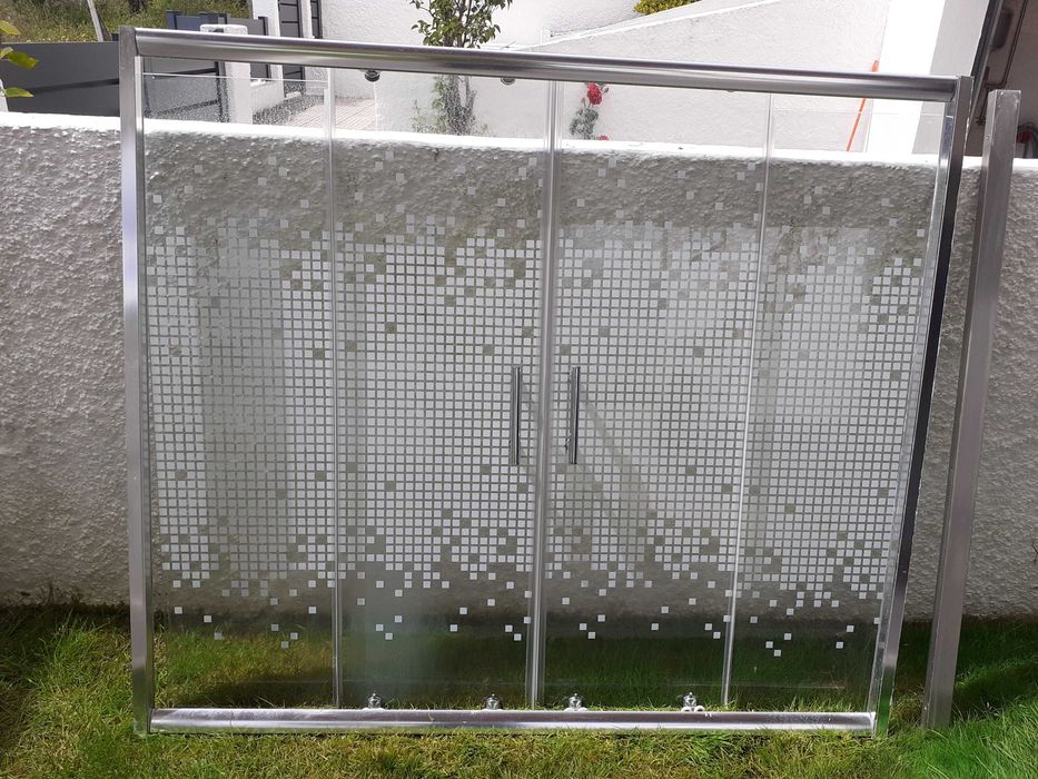 Frontal e toalheiros de casa de banho, em muito bom estado.