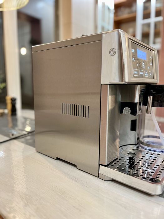 автоматична кавоварка De'Longhi PrimaDonna Avant (модель ESAM 6700).