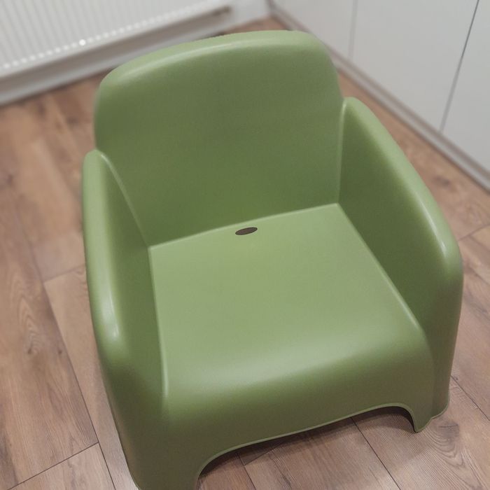 Plastikowy fotel dziecięcy oliwkowy