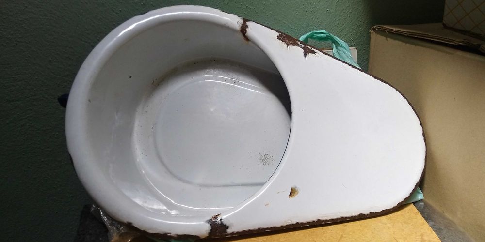 Aparadeira e Lavatório antigo em esmalte