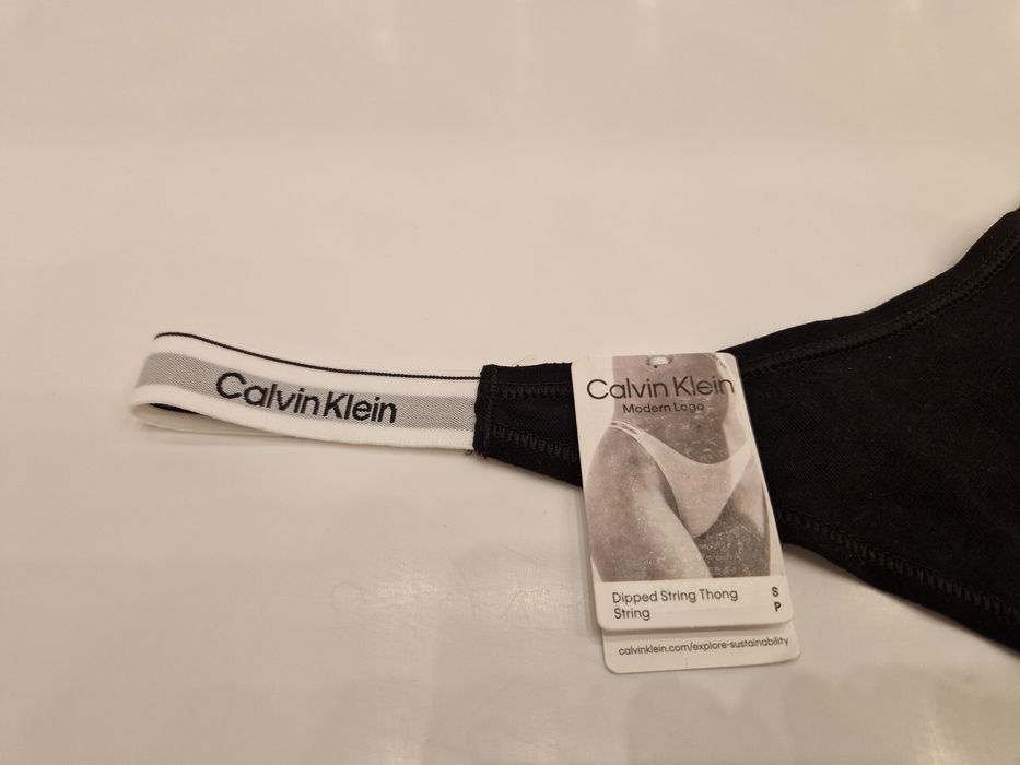 Stringi thong Calvin Klein z taśmą z logo po bokach i z tyłu.